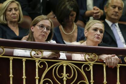 Elvira Fernández (i), esposa del presidente del Gobierno en funciones, Mariano Rajoy, y la presidenta de la Comunidad de Madrid, Cristina Cifuentes (d), siguen desde la tribuna de invitados el discurso de investidura.