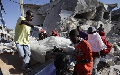 Rescate de un cadáver de entre los escombros de una casa en Puerto Príncipe (Haití), tras el terremoto que asoló el país en 2010.