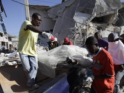 Rescate de un cadáver de entre los escombros de una casa en Puerto Príncipe (Haití), tras el terremoto que asoló el país en 2010.