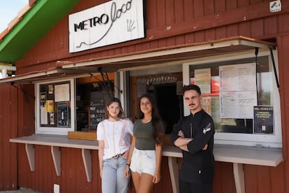 Auriane, Lucie y Jon son algunos de los jóvenes contratados este verano en Metroloco, bar de la costa vasco-landesa pionero en la inserción juvenil