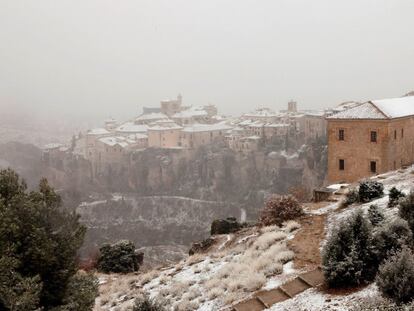 Vista desde el barrio del Castillo de la nieve caída en la ciudad de Cuenca.