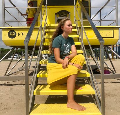 Olivia Mandle, sentada en un puesto de vigilancia y salvamento, en la playa del Prat de Llobregat (Barcelona).