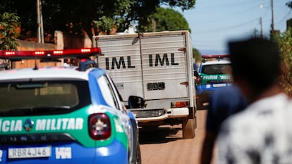 Carro do IML deixa hospital após policias matarem Lázaro Barbosa.
