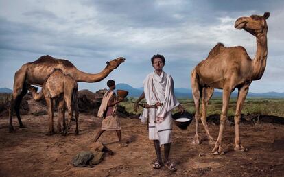 Foto de septiembre. Roba Bulga Jilo, un activista alimentario de Etiopía. Es miembro de la tribu nómada de ganaderos Karrayyu. Ha organizado un Slow Food Presidium para salvaguardar la preciada leche de camella.