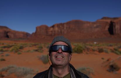 Evan Shenkler observa el eclipse solar anular desde el Valle de la Nación Navajo, en Arizona. 