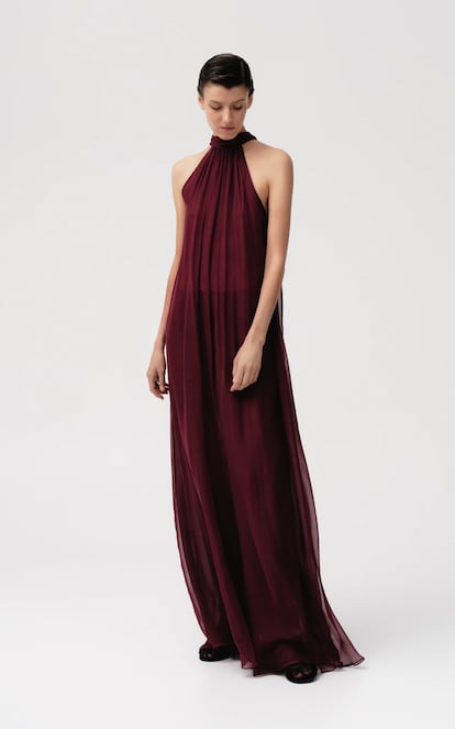 SOPHIE ET VOILÁ: Fundadoras: Sofía Arribas y Saioa Goitia.
Año de Creación: 2010. Estilo: Vanguardista, arquitectónico y minimalista. Aunque son más conocidas por sus vestidos de novia, su línea de invitada mantiene la misma estética de volúmenes estudiados, cortes innovadores y un enfoque en la calidad de los tejidos. Diseño y Fabricación: Diseñan y fabrican en España, con talleres ubicados en el País Vasco, lo que les permite un control exhaustivo del proceso y la calidad. Rango de Precios: Alto. Sus piezas de invitada pueden oscilar entre 300 euros y 800 euros o más, dependiendo del diseño. En su línea de novia, han vestido a muchas influencers y a punto estuvieron de hacerlo con Tamara Falcó, pero dos meses antes de la boda se canceló el acuerdo. En invitada, han sido elegidas por nombres conocidos como Sofía Palazuelo, Isabelle Junot, Blanca Padilla, Ana Boyer o Isabel Preysler.