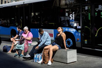 El negro, el blanco, el amarillo… todo amplificado por los golpes de flash mezclados con luces y contraluces.