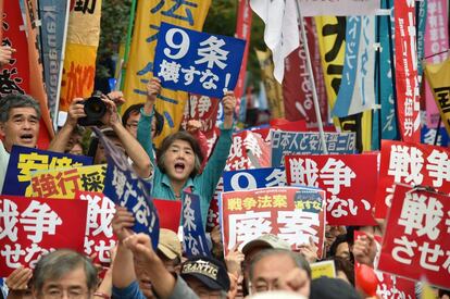 Un grupo de manifestantes protesta contra la decisi&oacute;n del parlamento japon&eacute;s que permite a su Ej&eacute;rcito combatir en el extranjero. 