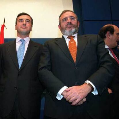 Agustín Díaz de Mera, flanqueado por Ángel Acebes e Ignacio Astarloa (detrás), en agosto de 2002.