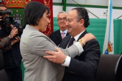 La nueva alcaldesa, Zaira Rodr&iacute;guez (PP), abraza al alcalde censurado, el independiente Ram&oacute;n Vigo, tras tomar posesi&oacute;n.