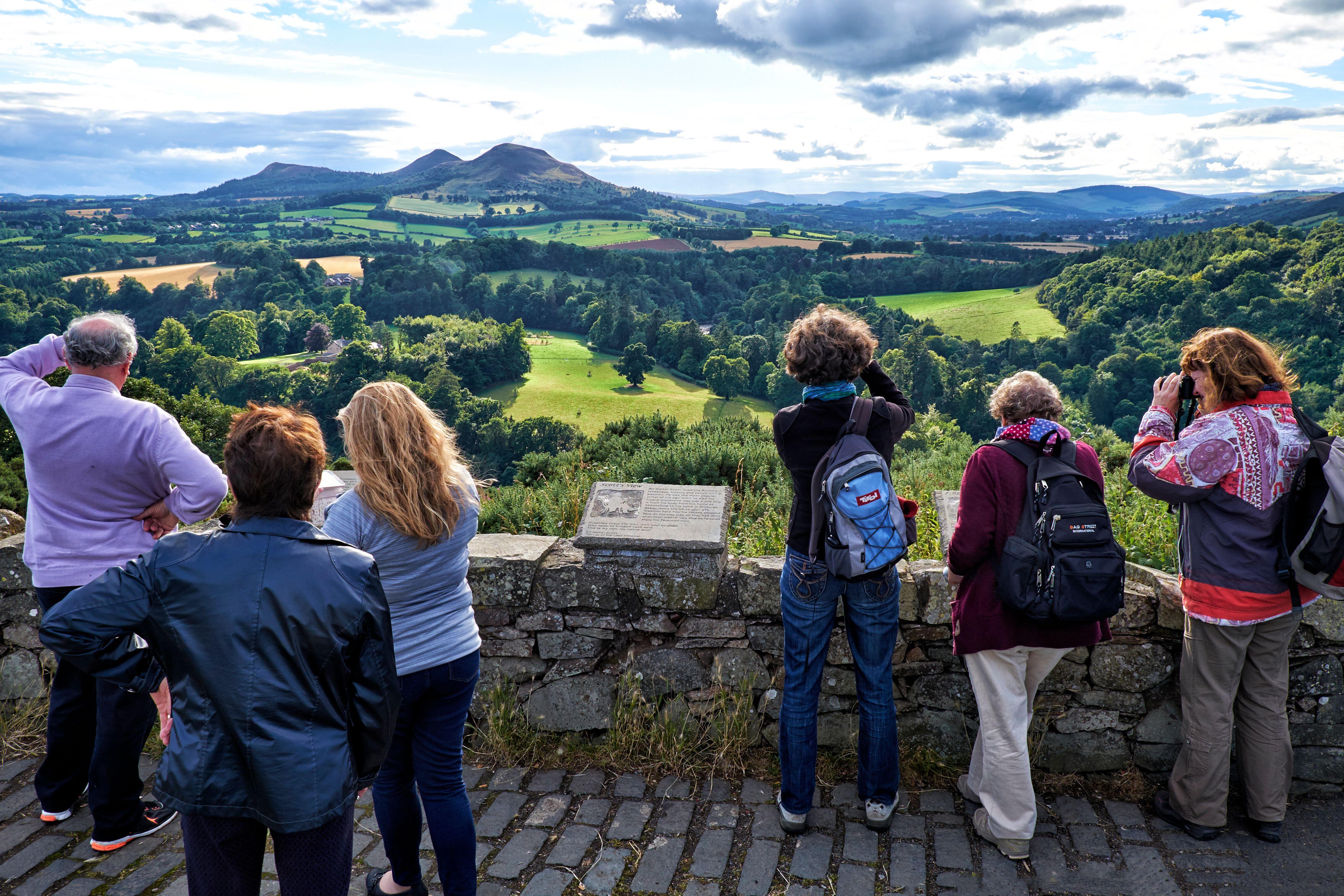 Varios turistas admiran la vista panorámica desde el lugar conocido como Scott's View, en Bemersyde Hill (Scottish Borders).