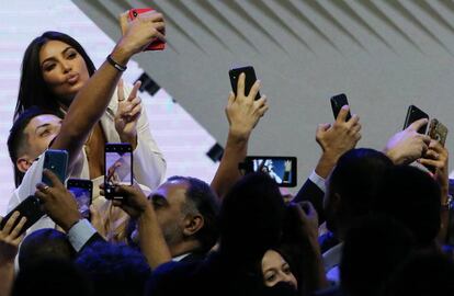 Kim Kardashian, haciéndose selfis con sus seguidores en la WCIT 2019, en Ereván (Armenia).
