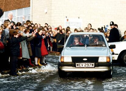 La princesa Diana conduce su coche Ford Escort Ghia, regalo de Carlos de Inglaterra por su compromiso de boda, en 1981. 