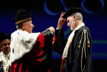 El rey Felipe VI con el birrete, durante la ceremonia en la que ha sido investido como Doctor Honoris Causa.