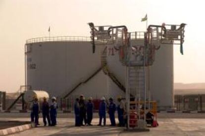 Fotografía facilitada que muestra a un grupo de trabajadores en la terminal petrolífera de Taq Taq en Arbil (Irak). EFE/Archivo