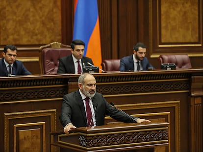 El Primer Ministro armenio, Nikol Pashinyan, pronuncia un discurso durante una sesión del Parlamento en Ereván, este martes.