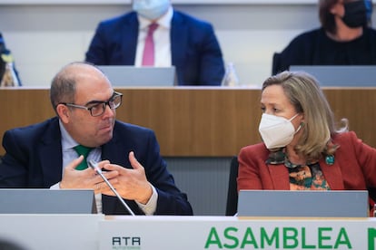 La vicepresidenta primera y ministra de Asuntos Económicos, Nadia Calviño, y el presidente de ATA, Lorenzo Amor, durante la clausura la asamblea general ordinaria de ATA, este lunes.