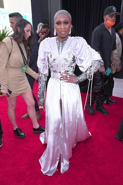 La artista Cynthia Erivo con un traje plateado de Louis Vuitton.