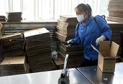 Una sanitaria china durante las tareas de desinfección, ayer, de una oficina de correos en Pekín.