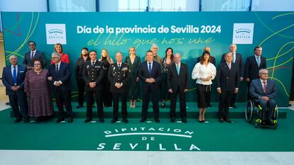 Foto de familia de los reconocidos con las Medallas de Oro de la Diputación de Sevilla. / DIPUTACIÓN DE SEVILLA
