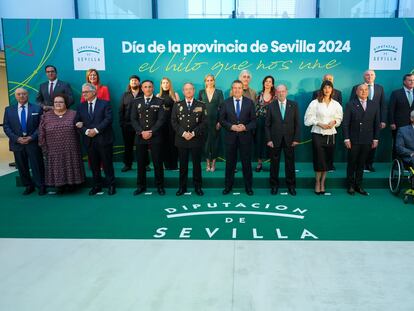 Foto de familia de los reconocidos con las Medallas de Oro de la Diputación de Sevilla. / DIPUTACIÓN DE SEVILLA