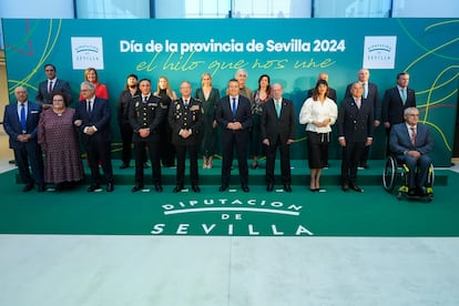 Foto de familia de los reconocidos con las Medallas de Oro de la Diputación de Sevilla. / DIPUTACIÓN DE SEVILLA