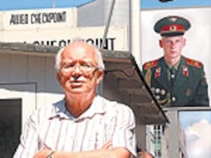 Serguéi Jruschov, en el puesto fronterizo de Berlín conocido como <i>Checkpoint Charlie</i>.