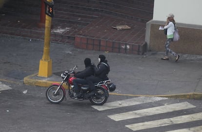 Um grupo de motociclistas armados e, na maioria, com rostos ocultos, começa a interferir na manifestação.