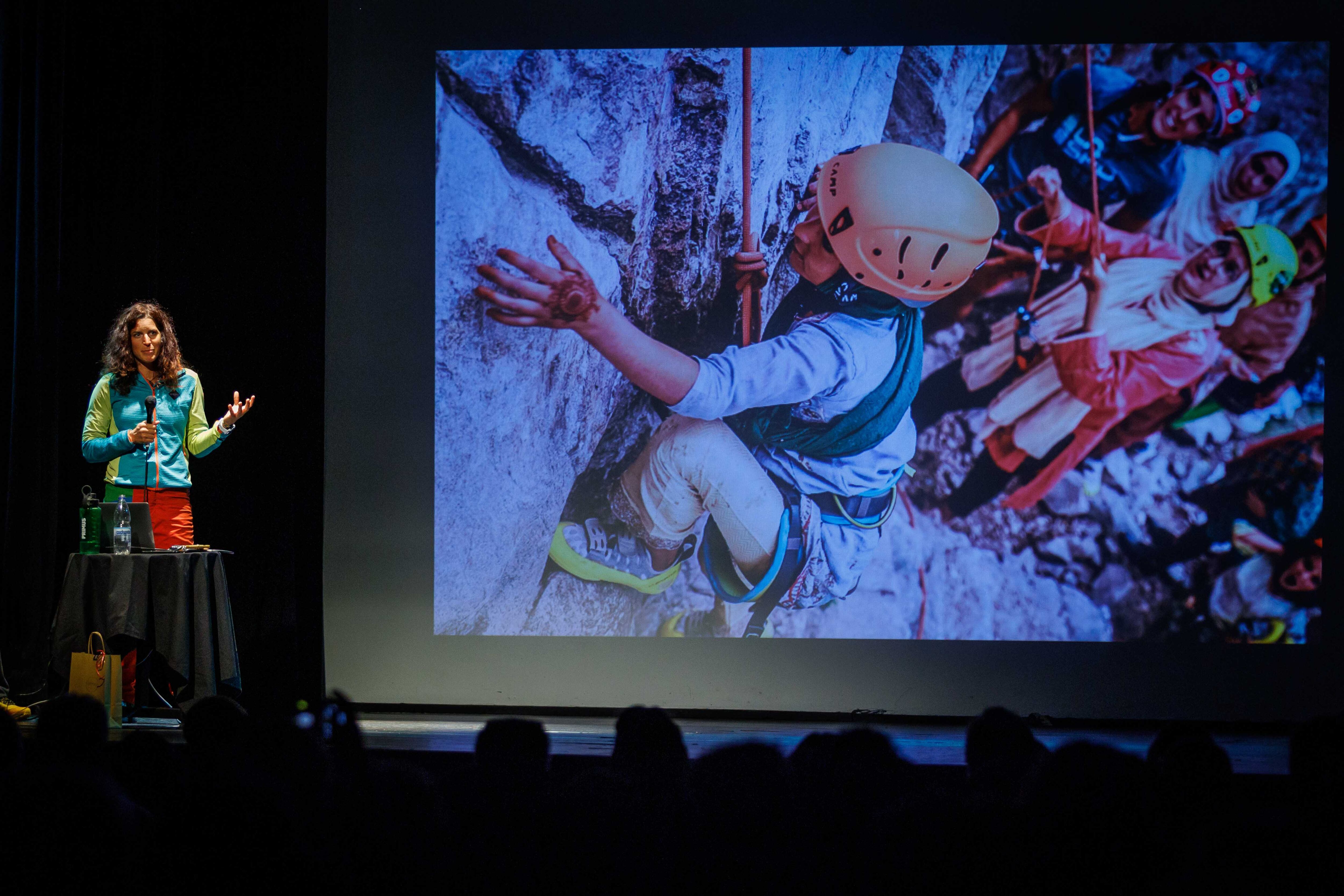 Lunger da detalles de sus expediciones, durante la charla del pasado 1 de octubre. 