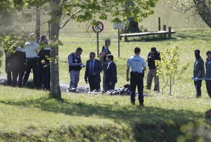 Policia francesa i experts en explosius busquen en un dels dipòsits d'armes de la banda terrorista ETA, a Saint-Pée-sud-Nivelle, a prop de Baiona.