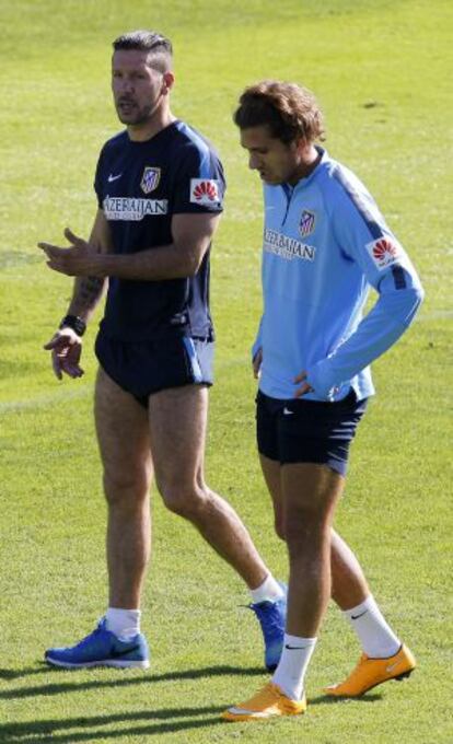 Simeone charla con Cerci en un entrenamiento