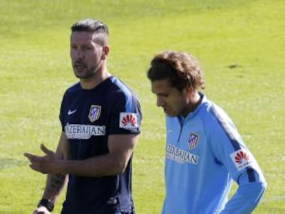 Simeone charla con Cerci en un entrenamiento