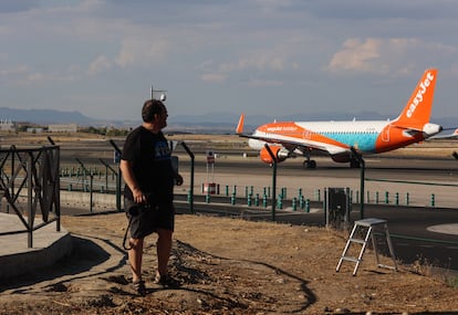 Luis Álvarez, aficionado a la fotografía aeronáutica, en la nueva terraza habilitada en el aeropuerto Adolfo Suárez Madrid-Barajas. 