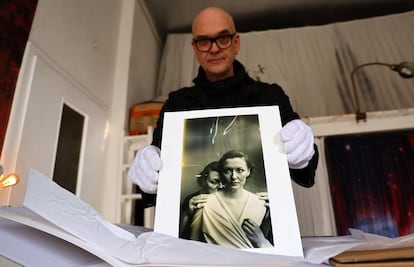 El fotógrafo alemán Boris Eldagsen con su obra 'Pseudomnesia: El Eletricista', creada con IA y con la que ganó el premio Sony World Photography Award. En Berlín, el 3 de Mayo de 2023.