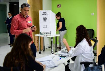 Brasileiro vota no consulado do país no México.