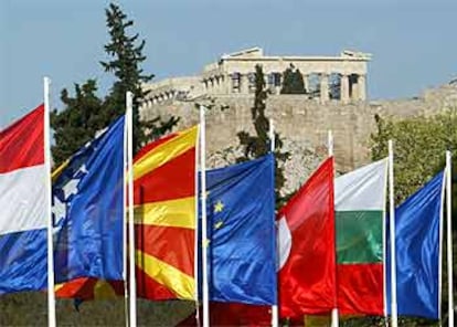 Las banderas de la Unión Europea ondean bajo el Partenón de Atenas.