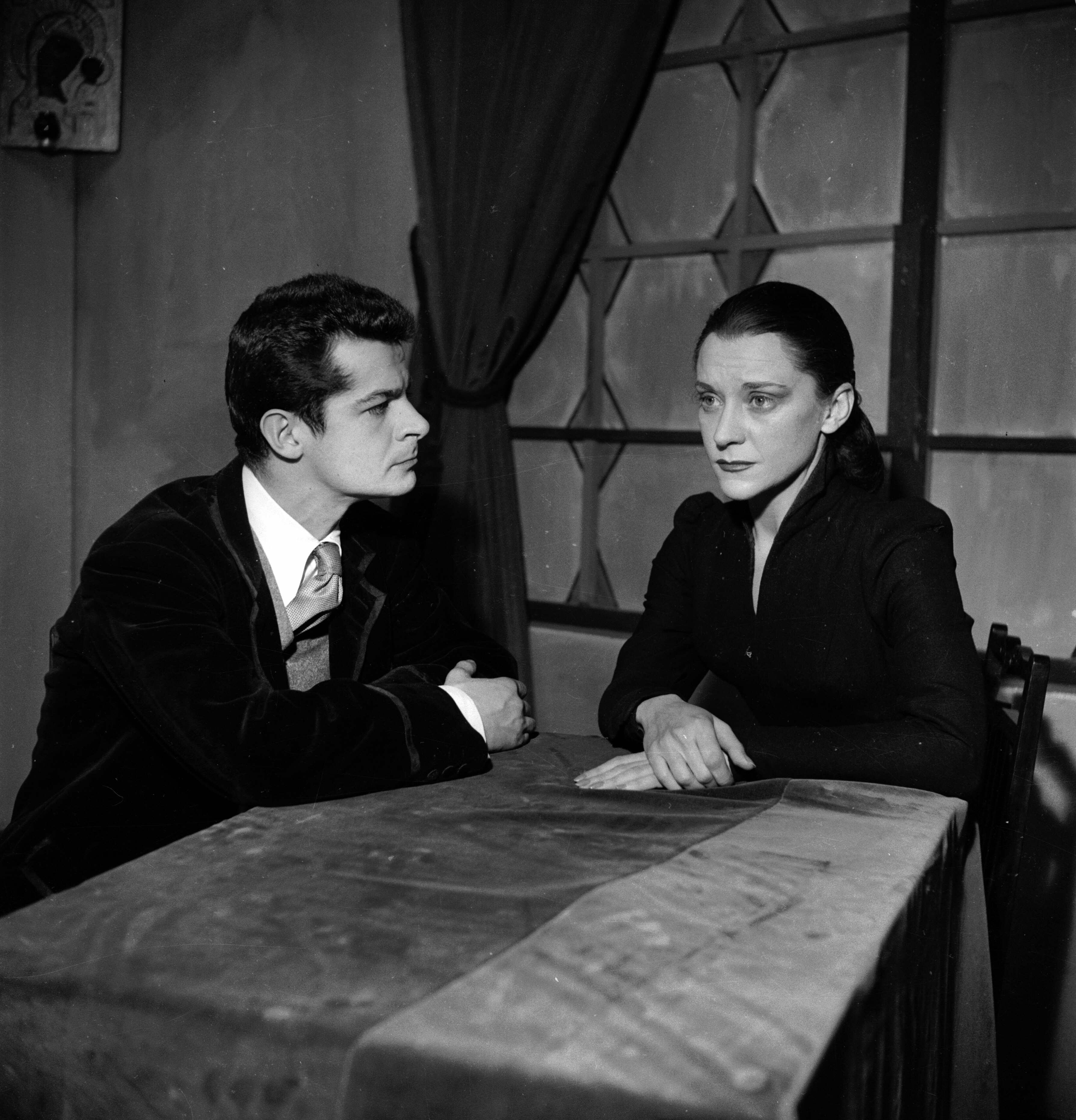 Serge Reggiani y María Casares en la primera representación en París de 'Los justos' de Albert Camus en diciembre de 1949.