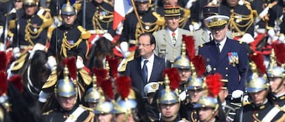 François Hollande pasa revista en el desfile militar en los Campos Elíseos.