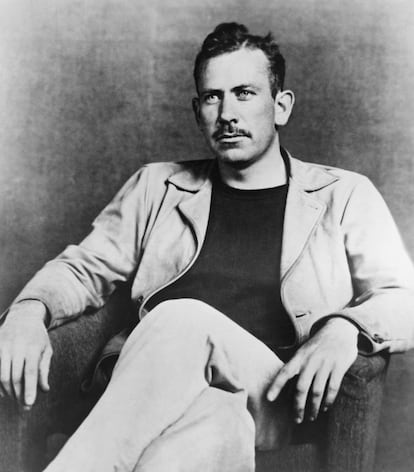 <p><strong> ¿Quién? </strong>John Ernst Steinbeck Junior, estadounidense ganador del Premio Nobel de Literatura. <strong>A ver, ¿qué es lo más famoso que ha escrito? </strong><em>De ratones y hombres, Al este del edén </em>o<em> Las uvas de la ira</em>.<strong> ¿Qué me cuentas de su vida? </strong>Desde muy joven se interesó por las vidas y problemas de las clases trabajadoras y los inmigrantes y durante toda su existencia lidió con el rechazo de las clases más acomodadas, que vieron en sus ideas anticapitalistas una amenaza a su bienestar. Se casó dos veces, viajó por todo el mundo y tuvo dos hijos que lucharon en Vietnam. Él mismo fue a la primera línea de aquella batalla como periodista. <strong>¿Cuál podría ser su presentación en Tinder?</strong> "Busco mujer con conciencia social y sin miedo a los aviones". </p>