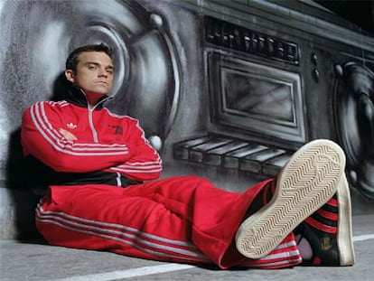 Robbie Williams, vestido de Adidas, con la que le une un contrato, en su reciente encarnación como &#39;rapero&#39;.