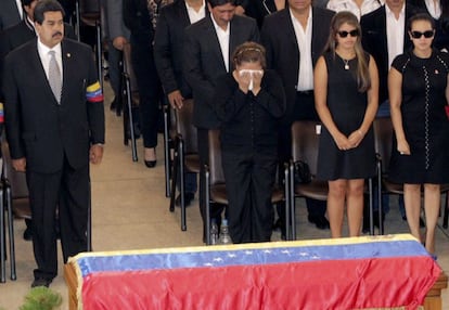 El vicepresidente de Venezuela, Nicol&aacute;s Maduro, y familiares de Hugo Ch&aacute;vez durante el funeral del presidente venezolano