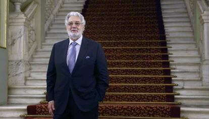 El tenor español Plácido Domingo en las escaleras del Liceo.