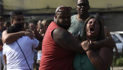 Luciana dos Santos, mulher de Evaldo, chora na zona oeste no Rio.