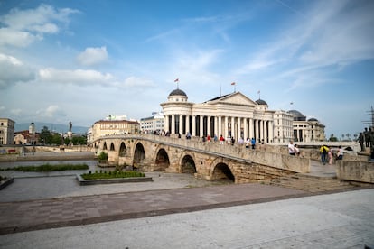 El Puente de Piedra, que atraviesa el río Vardar y conecta la plaza Macedonia con el antiguo bazar de Skopje.