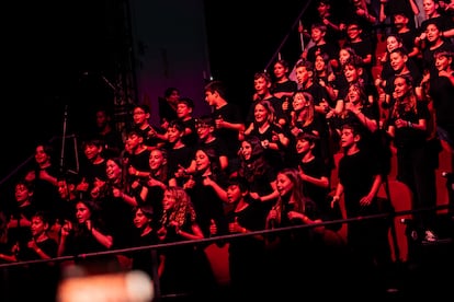 Algunos de los niños protagonistas del musical 'Ubuntu y Acción!', el jueves pasado, en el Teatro Circo Price de Madrid.