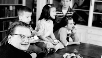 Shirley Jackson, en casa, con sus cuatro hijos, en 1956.