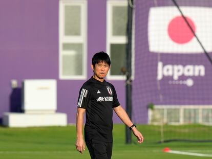 Hajime Moriyasu, entrenador de Japón, camina durante la última sesión de entrenamiento de los nipones antes de su partido frente a Croacia.