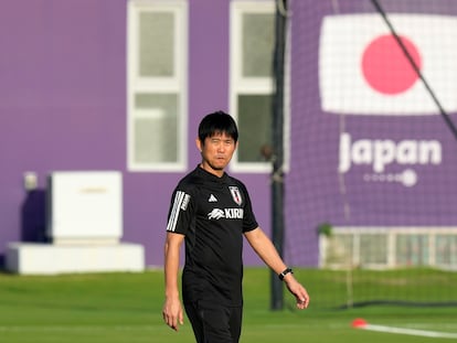 Hajime Moriyasu, entrenador de Japón, camina durante la última sesión de entrenamiento de los nipones antes de su partido frente a Croacia.