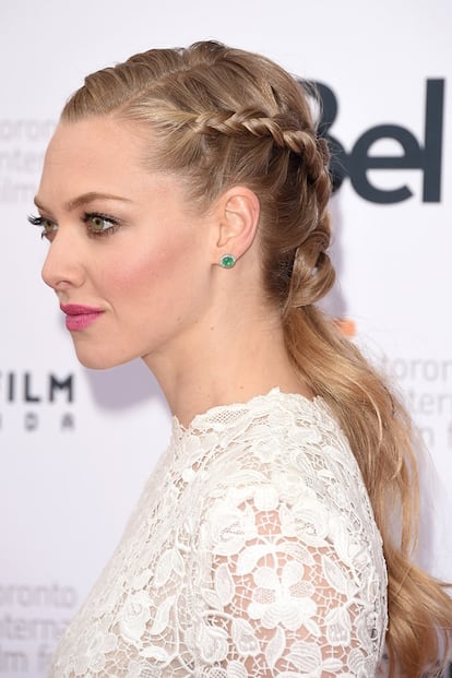 Las ha llevado en todas sus versiones, pero nos gusta este look de Amanda Seyfried compuesto por dos trenzas laterales rematadas en una coleta ligeramente ondulada.