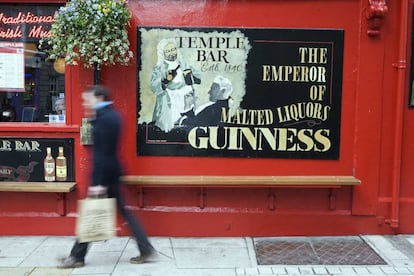 The Temple Bar, un 'pub' de 1840 que ha dado nombre y una animación extraordinaria al barrio homónimo.